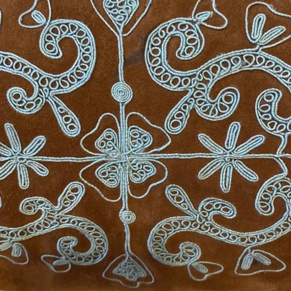 Very pretty Suede pillow - Picture 2 of 3